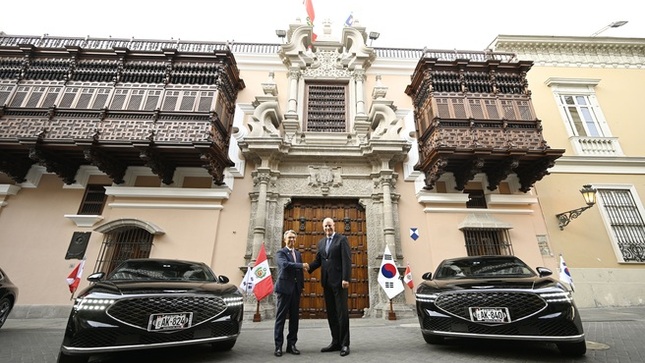Ministerio de Relaciones Exteriores recibió 15 vehículos donados por la República de Corea en el marco del Foro APEC