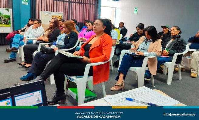 📌Esta mañana, los colaboradores de la subgerencia de Gestión Ambiental de la Municipalidad Provincial de Cajamarca tuvieron el privilegio de participar en una enriquecedora capacitación sobre asistencia técnica en Ecoeficiencia y Fiscalización Ambiental. Este evento buscó fortalecer los conocimientos y habilidades del equipo municipal en materia ambiental.
✅El principal objetivo de esta capacitación fue proporcionar una sólida asistencia técnica en los campos de ecoeficiencia y fiscalización ambiental. Durante la jornada, los participantes tuvieron la oportunidad de profundizar en diversos temas relevantes. Especialistas en la materia guiaron discusiones sobre la implementación de prácticas ecoeficientes en entidades públicas, estrategias efectivas de fiscalización ambiental en el ámbito público, así como las funciones y competencias específicas de la OEFA.