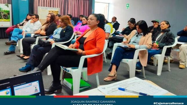 📌Esta mañana, los colaboradores de la subgerencia de Gestión Ambiental de la Municipalidad Provincial de Cajamarca tuvieron el privilegio de participar en una enriquecedora capacitación sobre asistencia técnica en Ecoeficiencia y Fiscalización Ambiental. Este evento buscó fortalecer los conocimientos y habilidades del equipo municipal en materia ambiental.
✅El principal objetivo de esta capacitación fue proporcionar una sólida asistencia técnica en los campos de ecoeficiencia y fiscalización ambiental. Durante la jornada, los participantes tuvieron la oportunidad de profundizar en diversos temas relevantes. Especialistas en la materia guiaron discusiones sobre la implementación de prácticas ecoeficientes en entidades públicas, estrategias efectivas de fiscalización ambiental en el ámbito público, así como las funciones y competencias específicas de la OEFA.