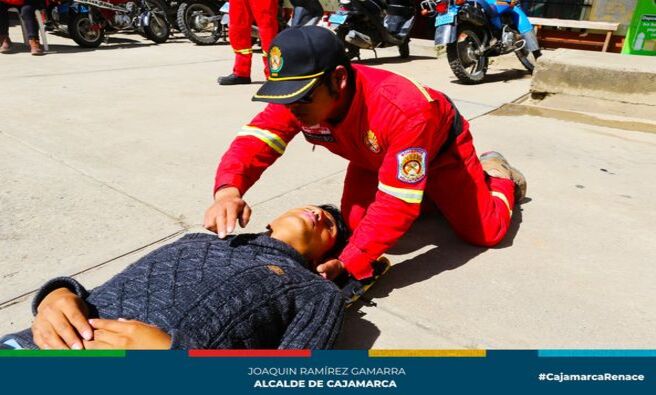 📌Como parte de nuestro compromiso permanente con la seguridad y el bienestar de los trabajadores de Limpieza Pública, la Municipalidad Provincial de Cajamarca, en colaboración con la Compañía de Bomberos Voluntarios de Baños del Inca B – 159, llevó a cabo con éxito un curso de primeros auxilios.
✅El propósito fundamental de esta iniciativa fue dotar a nuestros compañeros de herramientas vitales para brindar asistencia inmediata y eficaz en situaciones de emergencia. Durante la capacitación, se abordaron diversos aspectos esenciales, que incluyeron desde la evaluación inicial de la escena del incidente hasta técnicas avanzadas como la RCP (Reanimación Cardio-Pulmonar), la maniobra de Heimlich, la estabilización de fracturas y la atención adecuada en casos de crisis médicas comunes.
🤝Agradecemos a la Compañía de Bomberos Voluntarios de Baños del Inca B – 159 por su invaluable apoyo en la realización de esta capacitación. 