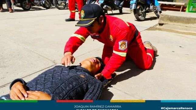 📌Como parte de nuestro compromiso permanente con la seguridad y el bienestar de los trabajadores de Limpieza Pública, la Municipalidad Provincial de Cajamarca, en colaboración con la Compañía de Bomberos Voluntarios de Baños del Inca B – 159, llevó a cabo con éxito un curso de primeros auxilios.
✅El propósito fundamental de esta iniciativa fue dotar a nuestros compañeros de herramientas vitales para brindar asistencia inmediata y eficaz en situaciones de emergencia. Durante la capacitación, se abordaron diversos aspectos esenciales, que incluyeron desde la evaluación inicial de la escena del incidente hasta técnicas avanzadas como la RCP (Reanimación Cardio-Pulmonar), la maniobra de Heimlich, la estabilización de fracturas y la atención adecuada en casos de crisis médicas comunes.
🤝Agradecemos a la Compañía de Bomberos Voluntarios de Baños del Inca B – 159 por su invaluable apoyo en la realización de esta capacitación. 