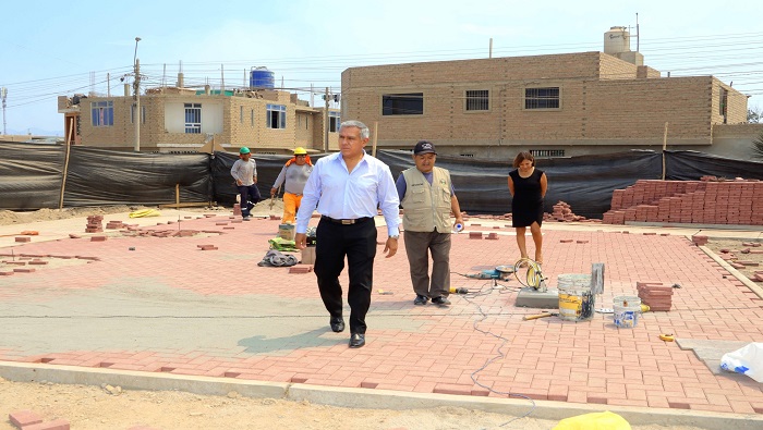 Alcalde Fernando Cárdenas supervisa avances de la obra "Creación del parque Ismael Tineo II"