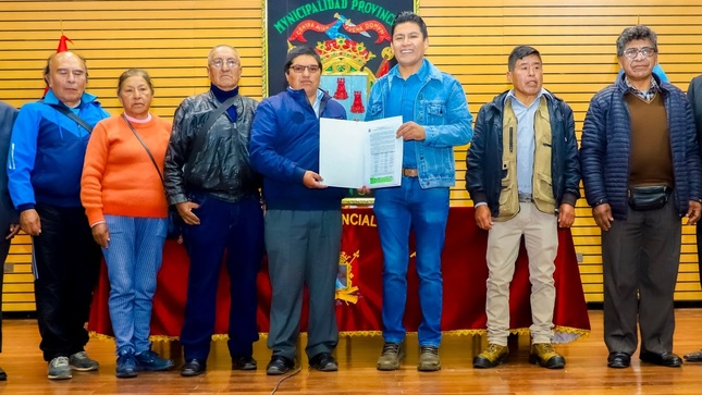 Alcalde de Puno Javier Ponce, juramenta a comité de vigilancia del convenio 025