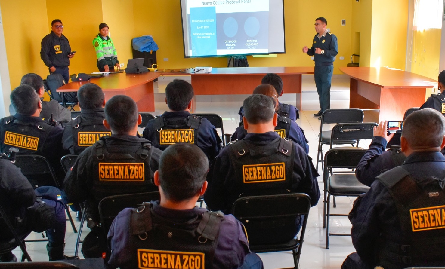 Serenos de la Municipalidad de Puno reciben capacitación sobre arresto ciudadano