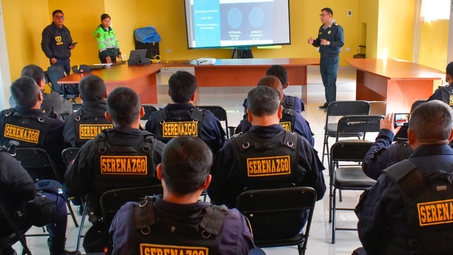 Serenos de la Municipalidad de Puno reciben capacitación sobre arresto ciudadano