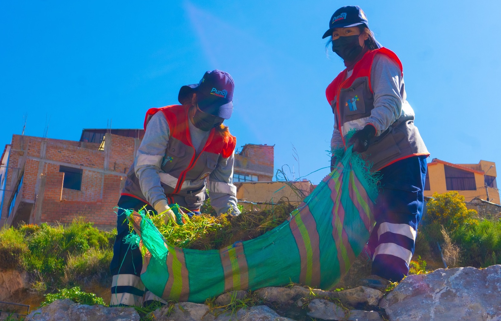 ¡Puno, ciudad reluciente! Limpieza de residuos y extracción de malezas en el barrio Vista Alegre