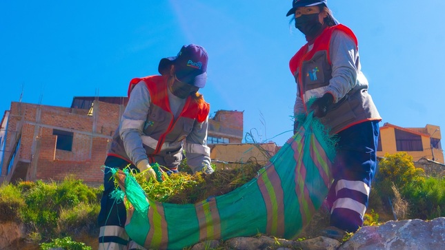 ¡Puno, ciudad reluciente! Limpieza de residuos y extracción de malezas en el barrio Vista Alegre
