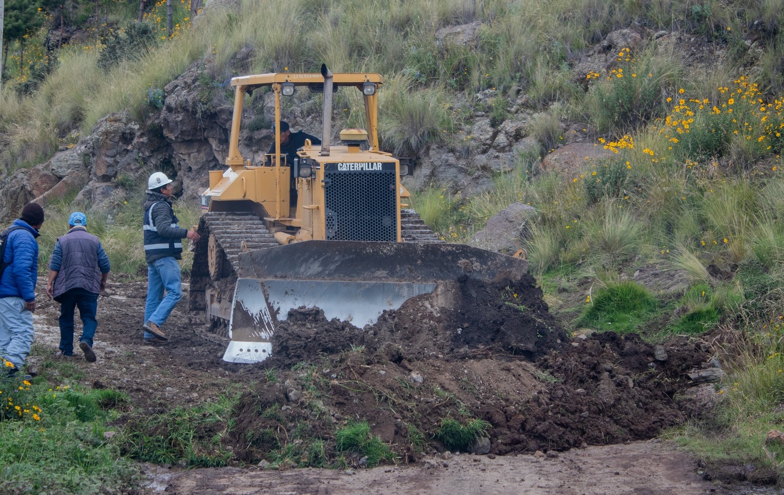 Próximos a Semana Santa, realizan trabajos de mantenimiento en la vía del cerro Azoguini