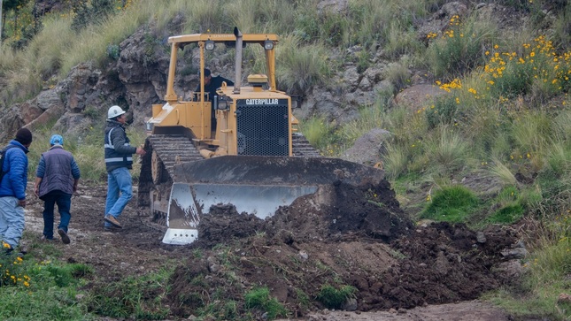 Próximos a Semana Santa, realizan trabajos de mantenimiento en la vía del cerro Azoguini
