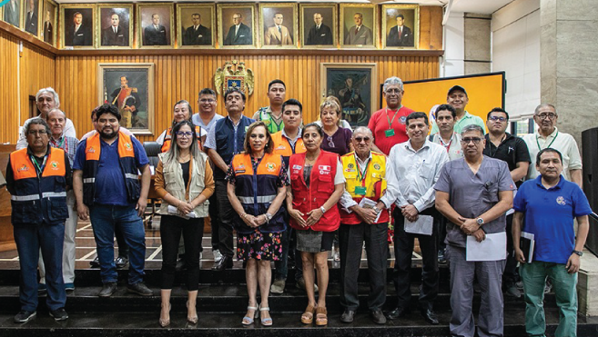 Alcaldesa de lince, Malca Schnaiderman Lara junto a los nuevos miembros de la plataforma de Defensa Civil