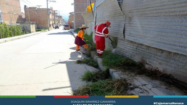 ✅Con el objetivo de mejorar el ornato ambiental en nuestra ciudad, esta mañana se realizó la limpieza y desarenado en la avenida La Paz desde la cuadra 20 hasta la 27. 