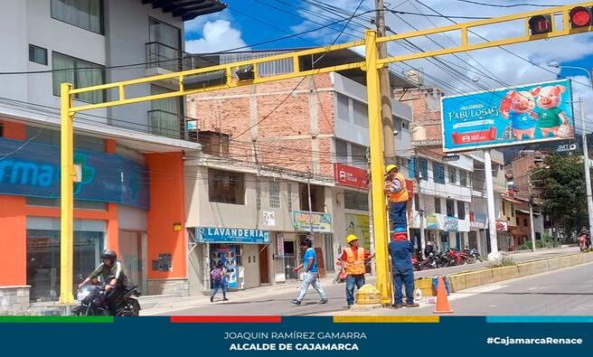 📌Con el objetivo de mejorar la transitabilidad de los conductores y peatones, la Municipalidad Provincial de Cajamarca a través de la gerencia de Transportes y Seguridad Vial trabaja en la limpieza de las señales de tránsito y el mantenimiendo del sistema de semaforización ubicados desde la Iglesia La Recoleta hasta el óvalo Musical, los mismos que servirán para reducir los accidentes de tránsito y generar confianza en la conducción, así como promover el respeto al tránsito a la defensiva.