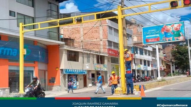 📌Con el objetivo de mejorar la transitabilidad de los conductores y peatones, la Municipalidad Provincial de Cajamarca a través de la gerencia de Transportes y Seguridad Vial trabaja en la limpieza de las señales de tránsito y el mantenimiendo del sistema de semaforización ubicados desde la Iglesia La Recoleta hasta el óvalo Musical, los mismos que servirán para reducir los accidentes de tránsito y generar confianza en la conducción, así como promover el respeto al tránsito a la defensiva.