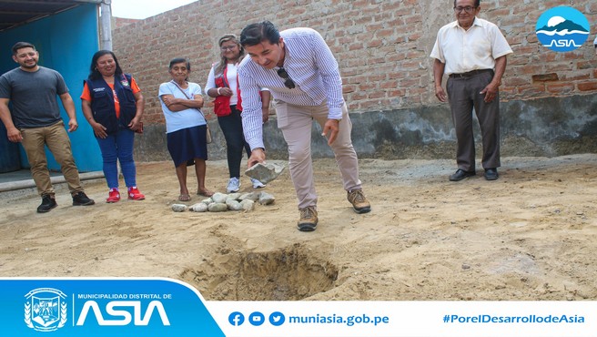 El alcalde, Isaias Alcántara Malasquez, junto a los Regidores, Agente Vecinal, coordinadora, estudiantes y padres de familia del Pronoei “Mi Joyita” del anexo La Joya, realizaron la puesta de la primera piedra del proyecto: “Construcción de cerco perimétrico en la I.E Mi Joyita, Distrito de Asia –Provincia de Cañete – Departamento de Lima”.
En tanto el Ing. Hanz Pérez Sedano, Gerente de Desarrollo Urbano y Rural, indicó que dicha obra tendrá una inversión de más de S/ 446 mil soles, la cual contempla la construcción de cerco perimétrico y pórtico principal con estructura metálica, en un plazo de ejecución de 90 días calendario.
Por su parte,  la coordinadora del Pronoei “Mi Joyita”, Fany Lima Huayapa, expresó su agradecimiento al Sr. alcalde por hacer realidad la obra que tanto años han espero, ya que con el presente proyecto se garantiza la seguridad y buena enseñanza de los estudiantes.
Asimismo los padres de familia mostraron su agradecimiento a la autoridad edil por apostar por una educación de calidad.
Finalmente, el alcalde Isaias Alcántara, en su discurso refirió que viene trabajando en favor del sector educativo, con el objetivo de garantizar que nuestros niños y niñas reciban una educación de calidad en ambientes cómodos y seguros.