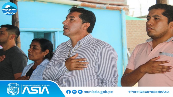 El alcalde, Isaias Alcántara Malasquez, junto a los Regidores, Agente Vecinal, coordinadora, estudiantes y padres de familia del Pronoei “Mi Joyita” del anexo La Joya, realizaron la puesta de la primera piedra del proyecto: “Construcción de cerco perimétrico en la I.E Mi Joyita, Distrito de Asia –Provincia de Cañete – Departamento de Lima”.
En tanto el Ing. Hanz Pérez Sedano, Gerente de Desarrollo Urbano y Rural, indicó que dicha obra tendrá una inversión de más de S/ 446 mil soles, la cual contempla la construcción de cerco perimétrico y pórtico principal con estructura metálica, en un plazo de ejecución de 90 días calendario.
Por su parte,  la coordinadora del Pronoei “Mi Joyita”, Fany Lima Huayapa, expresó su agradecimiento al Sr. alcalde por hacer realidad la obra que tanto años han espero, ya que con el presente proyecto se garantiza la seguridad y buena enseñanza de los estudiantes.
Asimismo los padres de familia mostraron su agradecimiento a la autoridad edil por apostar por una educación de calidad.
Finalmente, el alcalde Isaias Alcántara, en su discurso refirió que viene trabajando en favor del sector educativo, con el objetivo de garantizar que nuestros niños y niñas reciban una educación de calidad en ambientes cómodos y seguros.