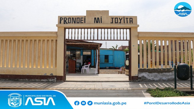 El alcalde, Isaias Alcántara Malasquez, junto a los Regidores, Agente Vecinal, coordinadora, estudiantes y padres de familia del Pronoei “Mi Joyita” del anexo La Joya, realizaron la puesta de la primera piedra del proyecto: “Construcción de cerco perimétrico en la I.E Mi Joyita, Distrito de Asia –Provincia de Cañete – Departamento de Lima”.
En tanto el Ing. Hanz Pérez Sedano, Gerente de Desarrollo Urbano y Rural, indicó que dicha obra tendrá una inversión de más de S/ 446 mil soles, la cual contempla la construcción de cerco perimétrico y pórtico principal con estructura metálica, en un plazo de ejecución de 90 días calendario.
Por su parte,  la coordinadora del Pronoei “Mi Joyita”, Fany Lima Huayapa, expresó su agradecimiento al Sr. alcalde por hacer realidad la obra que tanto años han espero, ya que con el presente proyecto se garantiza la seguridad y buena enseñanza de los estudiantes.
Asimismo los padres de familia mostraron su agradecimiento a la autoridad edil por apostar por una educación de calidad.
Finalmente, el alcalde Isaias Alcántara, en su discurso refirió que viene trabajando en favor del sector educativo, con el objetivo de garantizar que nuestros niños y niñas reciban una educación de calidad en ambientes cómodos y seguros.