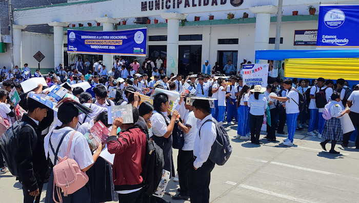 Más de 1,500 estudiantes participaron en  la feria de orientación vocacional en Tambogrande