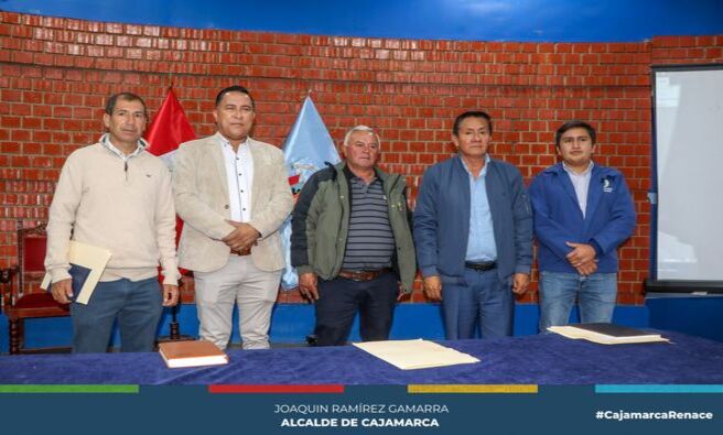 📌El día de hoy se realizó la reunión de municipios regionales con el objetivo de conformar la Junta Directiva de la Red Regional de Municipalidades Saludables, organizada por la DIRESA Cajamarca y con el respaldo de la Municipalidad Provincial de Cajamarca.
💪Los integrantes de la Red Regional tendrán la asistencia técnica de la OMS para el desarrollo proyecto y propuestos en temas de salud, lo manifestó el Dr. Aldo Pereyra, Director de Promoción de la Salud- Diresa Cajamarca.
🤝Cabe señalar que los integrantes de la Junta Directiva se eligió entre los alcaldes de las distintas provincias y distritos  que estuvieron presentes en esta importante reunión, la cual se conformó luego de 4 años de su ultima conformación.