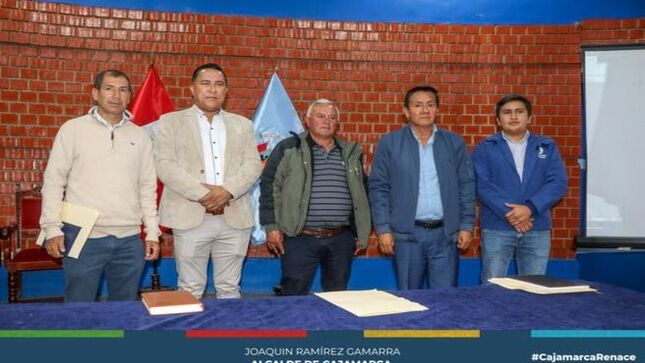 📌El día de hoy se realizó la reunión de municipios regionales con el objetivo de conformar la Junta Directiva de la Red Regional de Municipalidades Saludables, organizada por la DIRESA Cajamarca y con el respaldo de la Municipalidad Provincial de Cajamarca.
💪Los integrantes de la Red Regional tendrán la asistencia técnica de la OMS para el desarrollo proyecto y propuestos en temas de salud, lo manifestó el Dr. Aldo Pereyra, Director de Promoción de la Salud- Diresa Cajamarca.
🤝Cabe señalar que los integrantes de la Junta Directiva se eligió entre los alcaldes de las distintas provincias y distritos  que estuvieron presentes en esta importante reunión, la cual se conformó luego de 4 años de su ultima conformación.