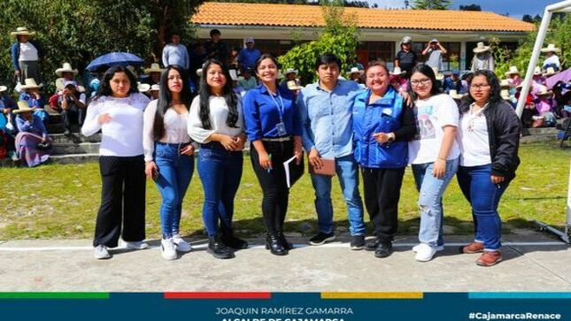 ✅El día de hoy, la población del Caserío Plan Manzanas, en Huambocancha baja, se reunió para la socialización del Manejo de Disposición de Excretas, actividad dirigida por la Municipalidad Provincial de Cajamarca y la gerencia de Desarrollo Ambiental.
🗣Esta actividad contó con la presencia de todo el equipo profesional de la subgerencia de Saneamiento Básico quienes trabajarán en beneficio de más de 100 familias. En ese sentido, se determinará las viviendas del caserío que cuenten con sistemas de disposición sanitaria de excretas y/o alcantarillado que reciben limpieza, para proporcionar a los hogares rurales el servicio de disposición sanitaria de excretas en condiciones adecuadas, con el fin de reducir la prevalencia de enfermedades infecciosas.