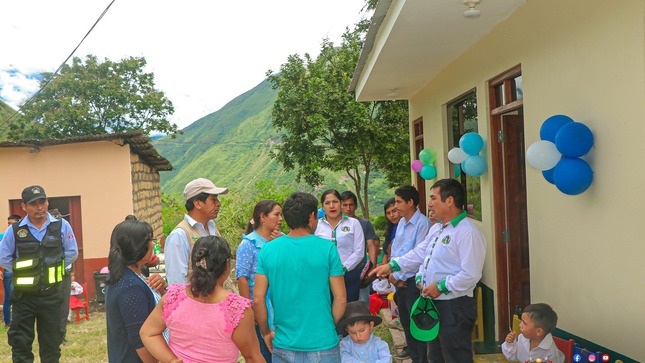 Entrega de aulas en I.E Hatumpampa