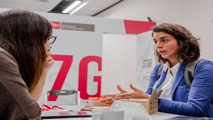 Emprendedora explicando su proyecto