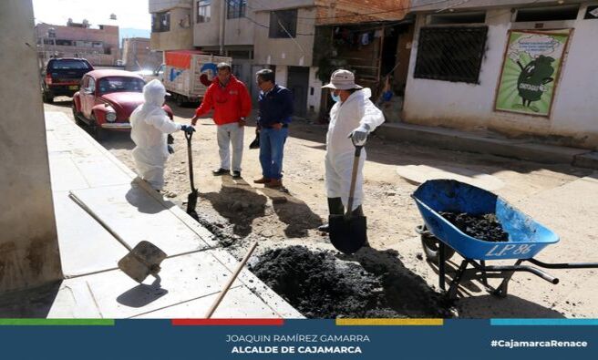 📌La Municipalidad Provincial de Cajamarca ha actuado de manera inmediata ante las preocupaciones planteadas por los residentes del Jr. San Isidr y del Jr. Beato Masías. En respuesta a sus llamados, el equipo de trabajadores de limpieza pública se movilizó para abordar la situación urgente que afectaba a cuatro familias durante el periodo de lluvias.
✅A pesar de los esfuerzos iniciales para limpiar el canal, se encontraron con un obstáculo significativo: el canal estaba colapsado. Ante esta situación, la gerencia de Desarrollo Ambiental y la gerencia de Infraestructura se unieron para ofrecer una solución inmediata. Se decidió convertir el canal en un badén, con el fin de prevenir la acumulación de agua durante las lluvias y proteger a los residentes de la zona de futuros daños.