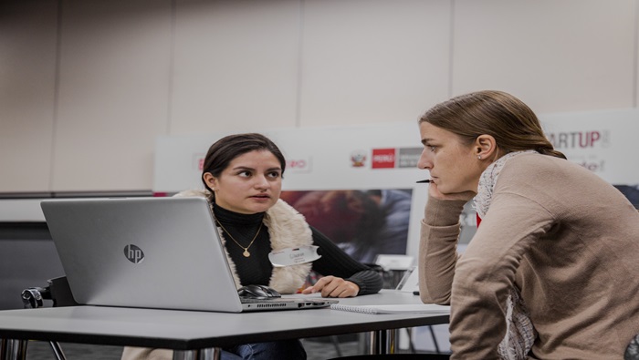 Dos mujeres conversando  sobre el desarrollo de un proyecto