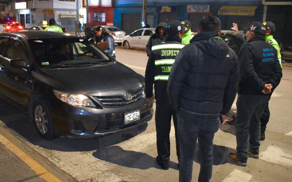 Internan 25 vehículos en operativo innopinado nocturno