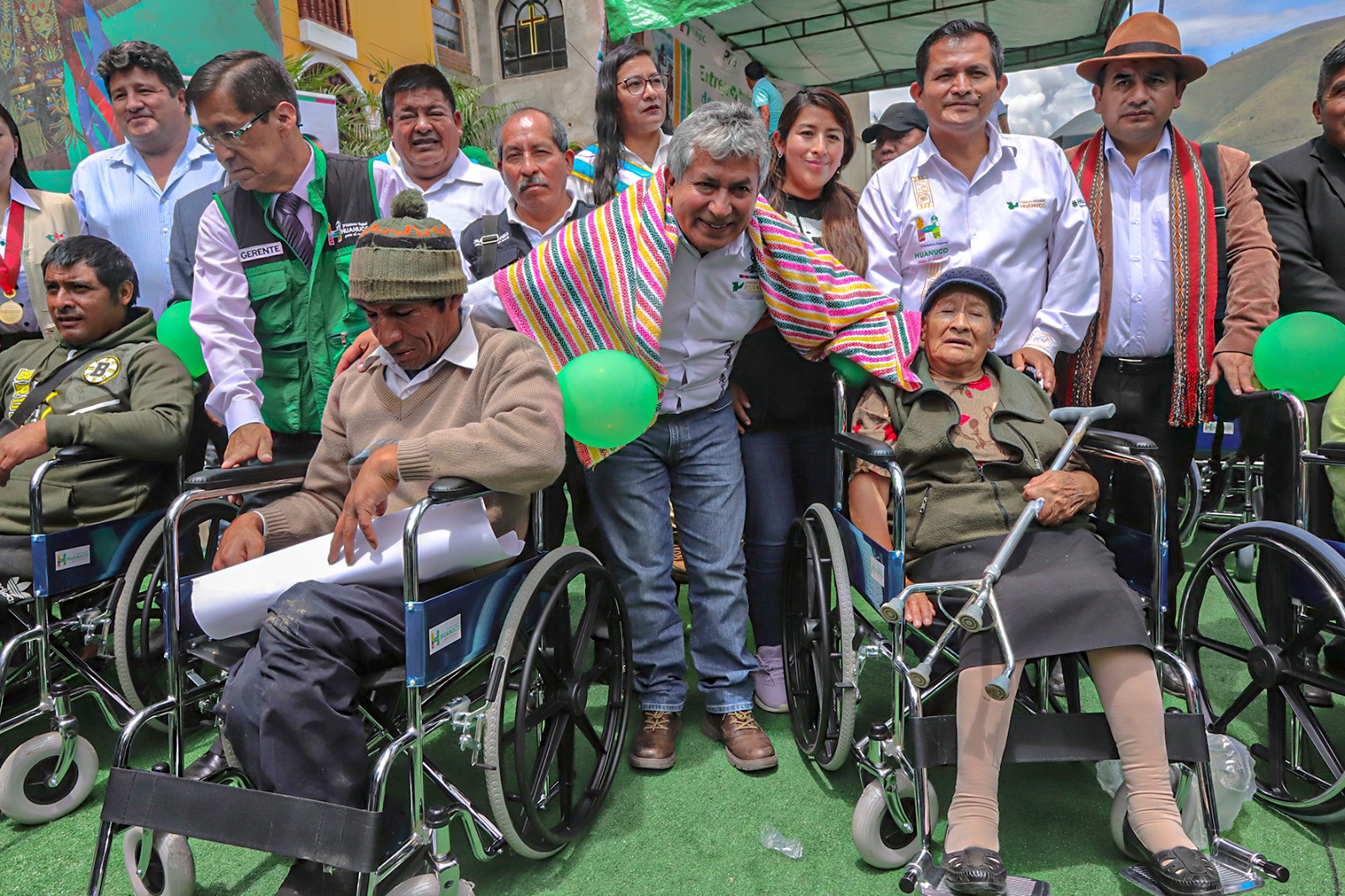Beneficiario recibe silla de ruedas