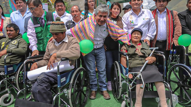 Beneficiario recibe silla de ruedas
