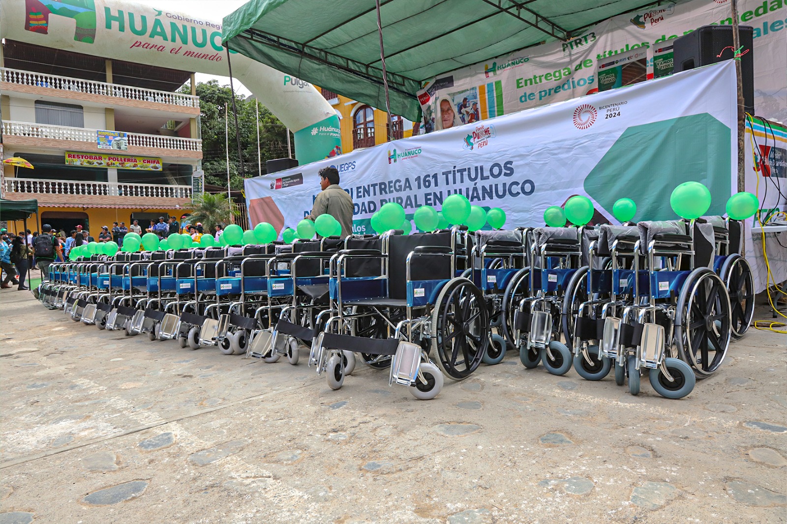 Beneficiario recibe silla de ruedas