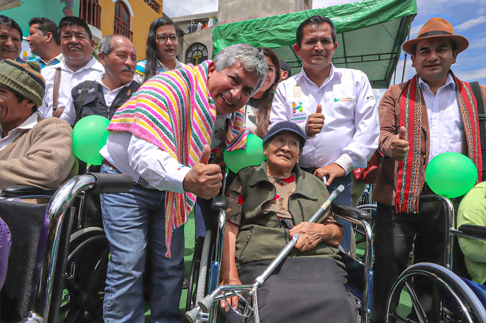 Beneficiario recibe silla de ruedas