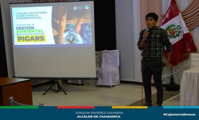 ✅La gerencia de Desarrollo Ambiental de la Municipalidad Provincial de Cajamarca organizó un taller crucial para la elaboración del Plan Integral de Gestión Ambiental de Residuos Sólidos del año 2024.
💪El PIGARS es un instrumento esencial que permite identificar necesidades y planificar estratégicamente el manejo de residuos sólidos a nivel provincial, con una vigencia de 5 años. Durante este taller, se abordaron diversos temas relevantes, como los antecedentes del manejo de residuos sólidos en el Perú, el marco legal pertinente y la gestión de residuos sólidos a nivel municipal y no municipal. Asimismo, se discutieron las competencias específicas de las municipalidades provinciales y distritales en este ámbito. La participación activa del público presente fue fundamental para enriquecer el debate.