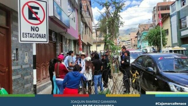 📌Con la finalidad de liberar las calles para el mejor desplazamiento de los transeúntes, la Municipalidad Provincial de Cajamarca, a través de la gerencia de Transportes y Seguridad Vial inició operativos para intervenir a vehículos mal estacionados en la vía pública, tal como ocurrió con las unidades vehiculares estacionadas entre las cuadras 4 y 7 del Jr. Chepén. 
✅Como parte de este operativo que contó con la participación del Presidente de la Junta Vecinal del sector San José, Segundo Ucañán Silva, la gerente de Transporte y Seguridad Vial, Edith Chuco sostuvo una reunión con la Jefe de la Comisaría de San José, llegando a determinar que todo vehículo que no esté dentro del registro policial, será levantado con la grúa e internado en el depósito municipal.