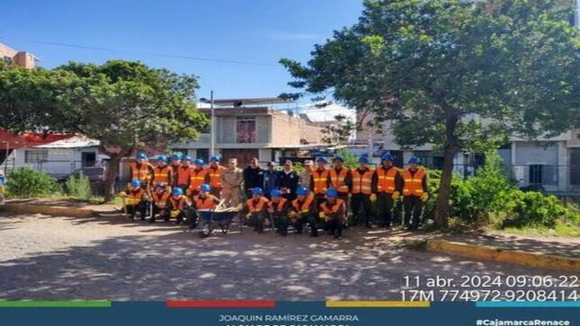 📌En una muestra de compromiso con la seguridad y el bienestar de los vecinos, la gerencia de Seguridad Ciudadana de la Municipalidad Provincial de Cajamarca, a través de la subgerencia de Gestión del Riesgos de Desastres, llevó a cabo la limpieza manual de 300 metros del Río San Lucas, específicamente en el tramo del jiron cinco esquinas, y jirón Batán.
🤝Esta importante labor, que contó con el apoyo del personal del Ejército, fue realizada en respuesta al llamado del presidente del Sector San Antonio y los vecinos de la zona, quienes manifestaron la necesidad urgente de intervenir para garantizar la salubridad y seguridad.