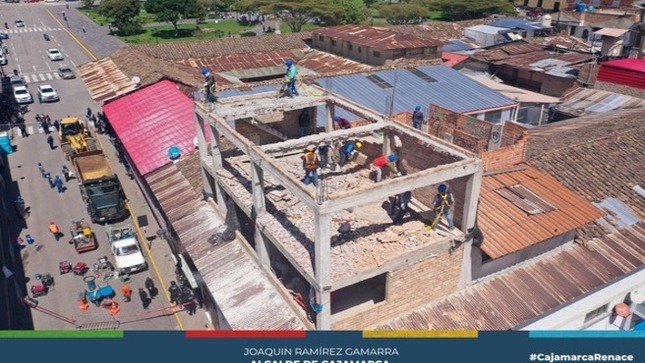 📌Imponiendo el principio de autoridad, la Municipalidad Provincial de Cajamarca inició los trabajos de demolición en el centro histórico de una construcción ilegal ubicada en el Jr dos de Mayo esquina con el jirón Amazonas. 
⚠️Cabe precisar, que los propietarios fueron debidamente notificados haciendo caso omiso. El área de ejecución coactiva de la comuna local, procedió de acuerdo a las normas establecidas.
