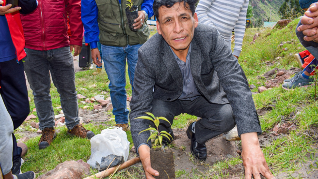 ÁREAS VERDES DE LA I.E JORGE NÚÑEZ DEL PRADO DE PAUCARTAMBO: SERAN RECUPERADOS CON TRABAJO ARTICULADO