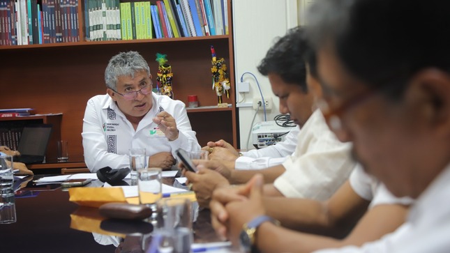 Reunión del gobernador Antonio Pulgar con las autoridades locales.