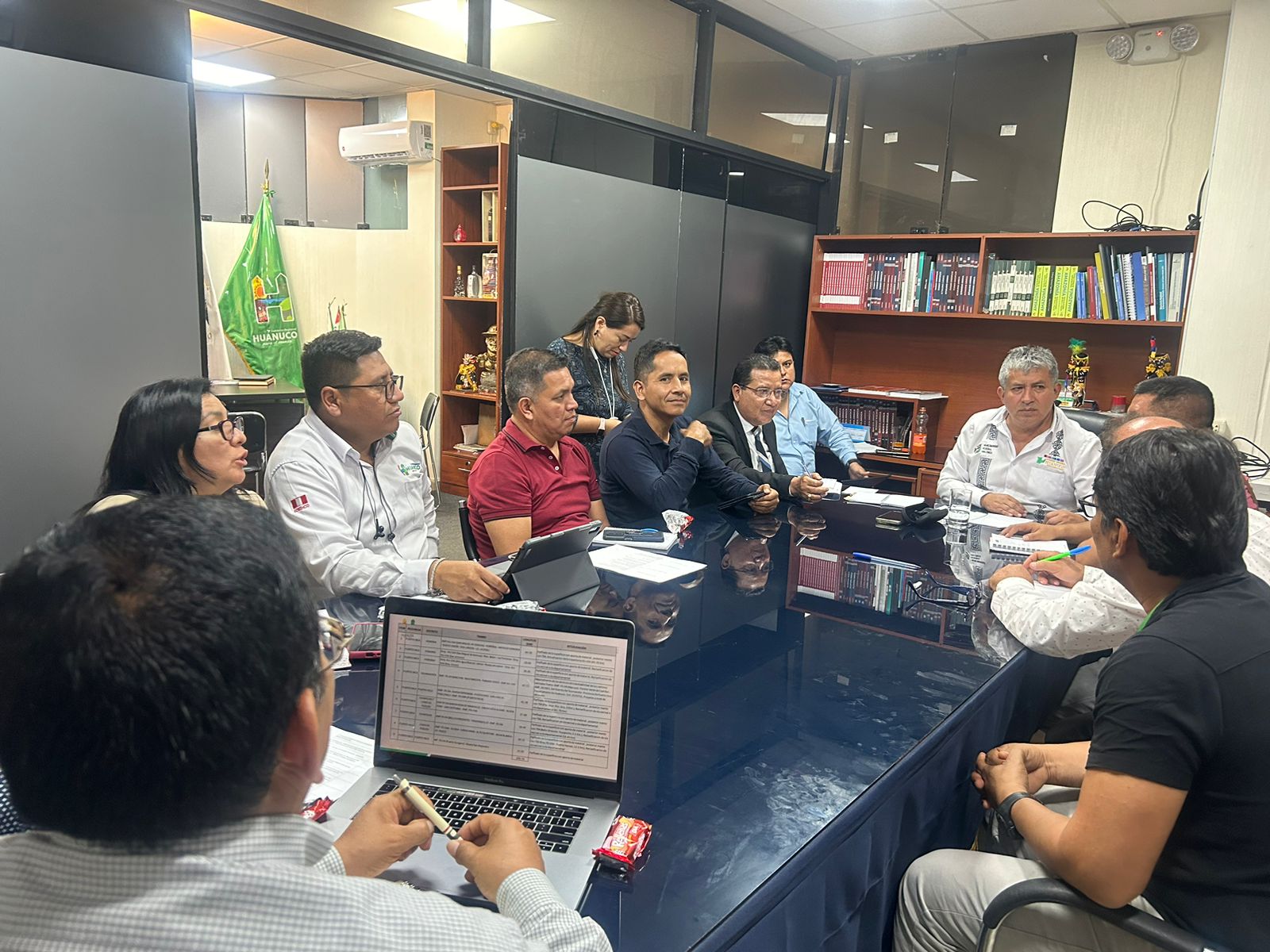 Reunión del gobernador Antonio Pulgar con las autoridades locales.