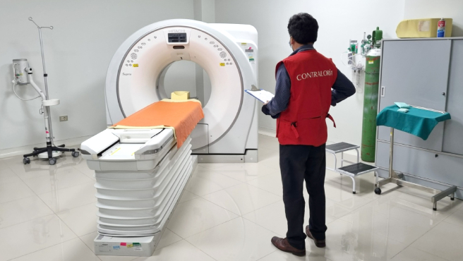 La Contraloría General advirtió al Hospital Regional de Moquegua (HRM) que luego que su único tomógrafo dejó de funcionar el 7 de noviembre de 2023 por falta de mantenimiento, se está generando que la entidad tenga que contratar el servicio de tomografía a una clínica privada local y por una tarifa que es superior al tarifario del hospital, lo cual ha ocasionado un pago en exceso por más de S/ 100 mil y que continuará incrementándose mientras el tomógrafo estatal esté inoperativo.