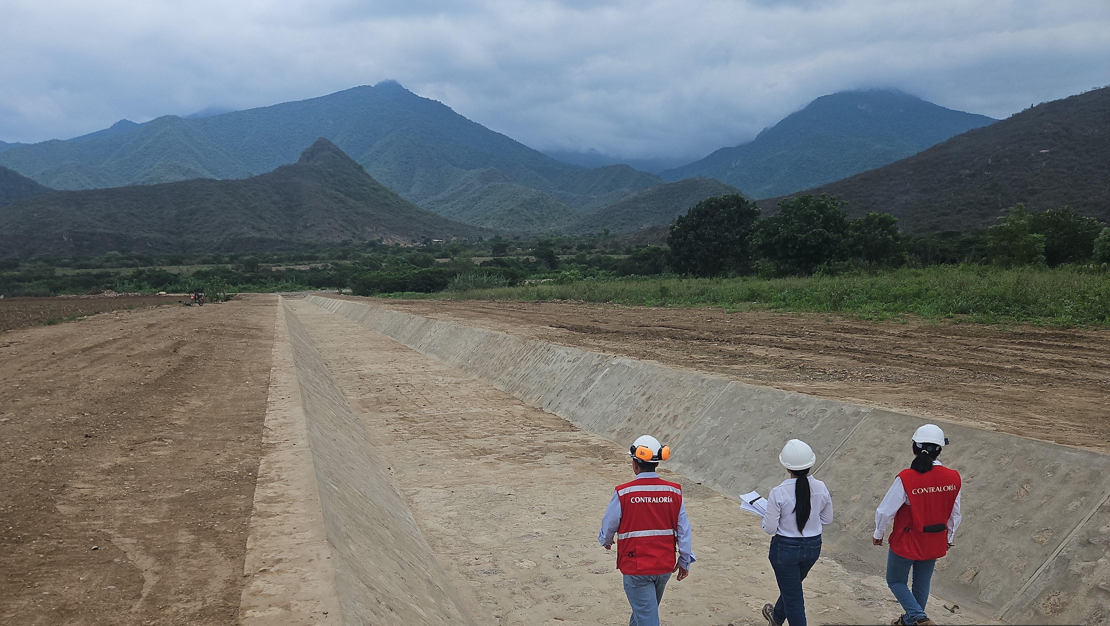La Contraloría General advirtió riesgos que podrían impactar en el desarrollo y culminación de las obras de defensas ribereñas que forman parte del componente A de la Solución Integral de la cuenca del río Zaña, a cargo de la Autoridad Nacional de Infraestructura (ANIN). Dichas obras se enmarcan en el Contrato de Estado a Estado entre el Reino Unido y Perú y abarcan los distritos de Oyotún, Nueva Arica, Cayaltí, Zaña, Lagunas-Mocupe en Lambayeque, y el distrito de Nanchoc en Cajamarca.