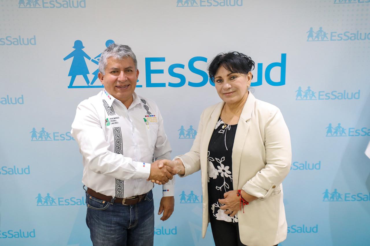 El gobernador Antonio Pulgar en reunión con la presidenta ejecutiva del Essalud