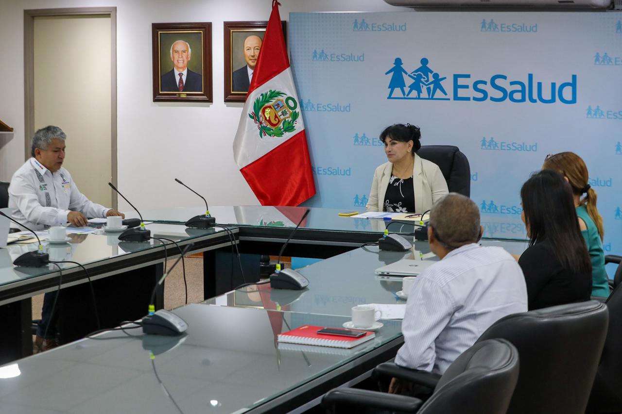 El gobernador Antonio Pulgar en reunión con la presidenta ejecutiva del Essalud