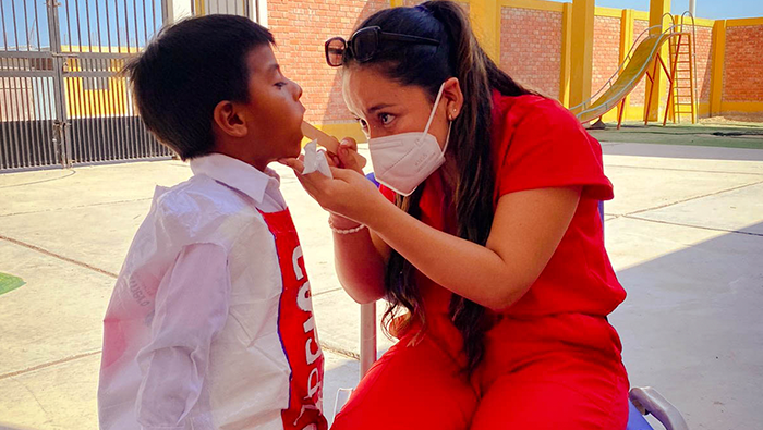 Davis Ernesto Farfán Alama, cirujano dentista del E.S. I-2 Almirante Grau expresó la importancia de continuar con actividades preventivas y promocionales para que los niños adquieran desde temprana edad hábitos saludables de cuidado bucal.