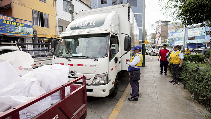 En una acción conjunta entre la Municipalidad de Surquillo y MML, se levantaron 17 actas a conductores de camiones.