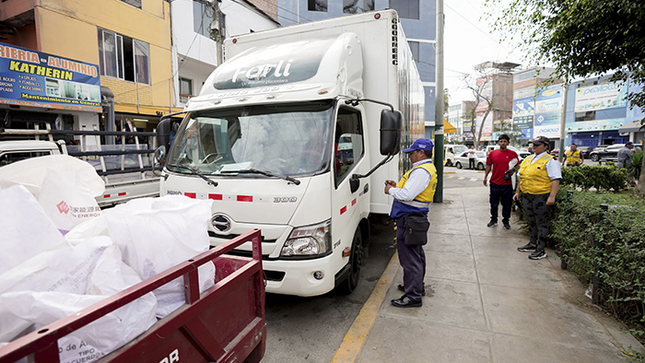 En una acción conjunta entre la Municipalidad de Surquillo y MML, se levantaron 17 actas a conductores de camiones.