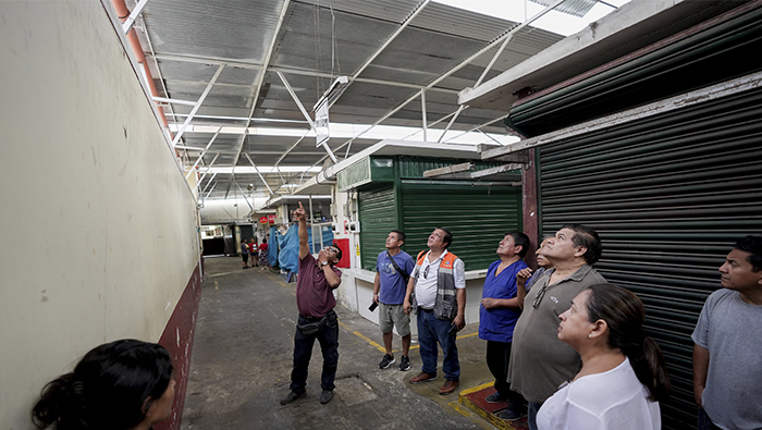 Inspección de medidas de seguridad en mercado Gonzales Prada.