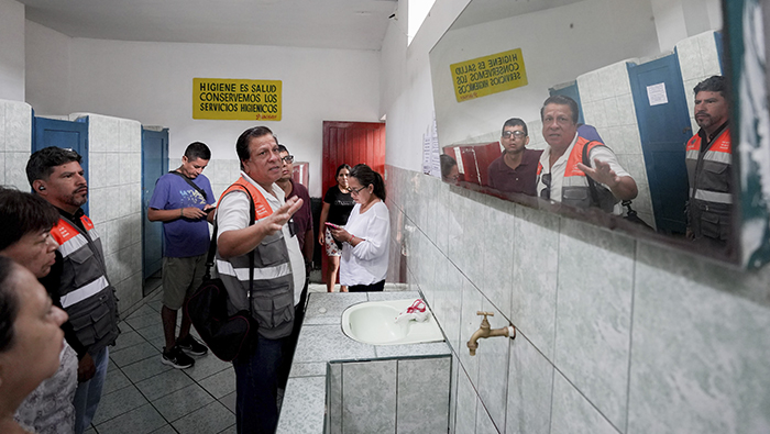 Inspección de medidas de seguridad en mercado Gonzales Prada.