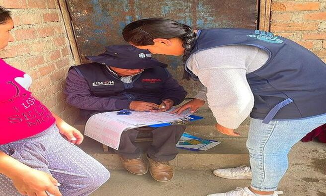 馃搶La Unidad Local de Empadronamiento (ULE) ha iniciado el empadronamiento masivo urbano, que se viene ejecutando en los 24 sectores de Cajamarca y con el objetivo llegar a m谩s de 17mil 547 hogares empadronados.
鉁匒ctualmente para este barrido se cuenta con diferentes brigadas. El objetivo es que cada hogar pueda contar con su clasificaci贸n socioecon贸mica, y con ello puedan acceder a diversos beneficios como pensi贸n 65, beca 18, programa Juntos, Programa de Discapacidad Contigo, entre otros.
馃Finalmente para el presente a帽o se podr谩n empadronar a las personas extranjeras que cuenten con su carnet de extranjer铆a y su certificado de permanencia temporal.